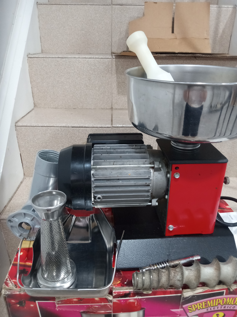 O.M.R.A. Spremipomodoro Elettrico Tomato Press - photo 4
