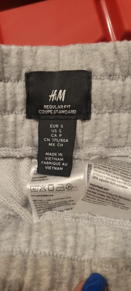 H&M Regular Fit Shorts - Size S image indicator(2)