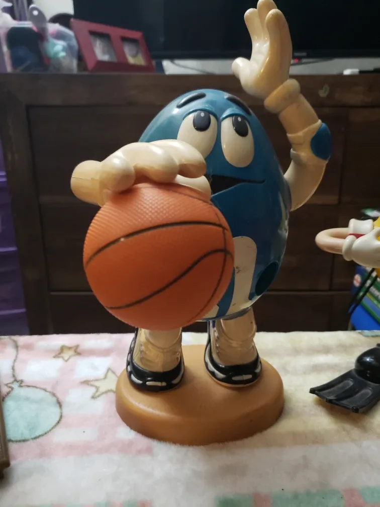 M&M's Candy Dispensers & Figurines image indicator(2)