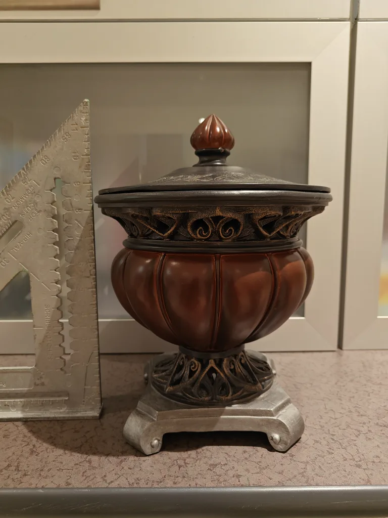 Decorative container with Lid image indicator(2)