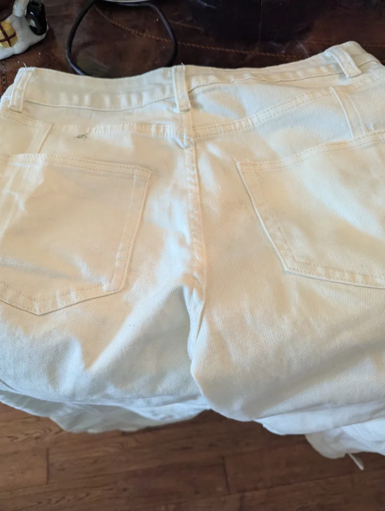 Hot Topic Cream Cargo Pants image indicator(5)