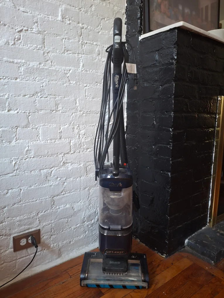 Shark Navigator Lift-Away ADV Upright Vacuum LA301 image indicator(2)