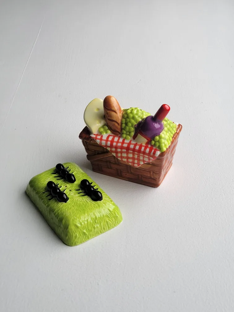 Figi Picnic Basket Salt and Pepper Shaker Set image indicator(6)