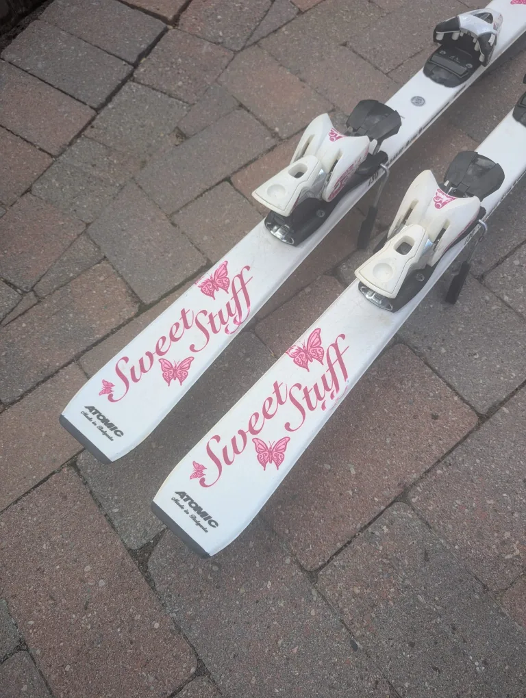 Girls Atomic Sweet Stuff Skis - Size 130 - pink and white image indicator(2)