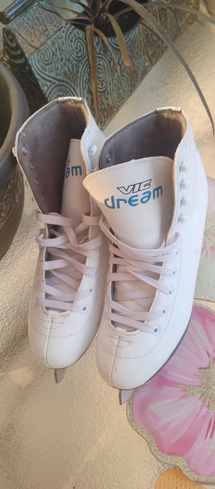 VIC Dream White Ice Skates