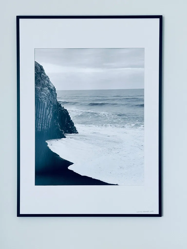 Black and white print of black sand beach incl. black frame image indicator(2)