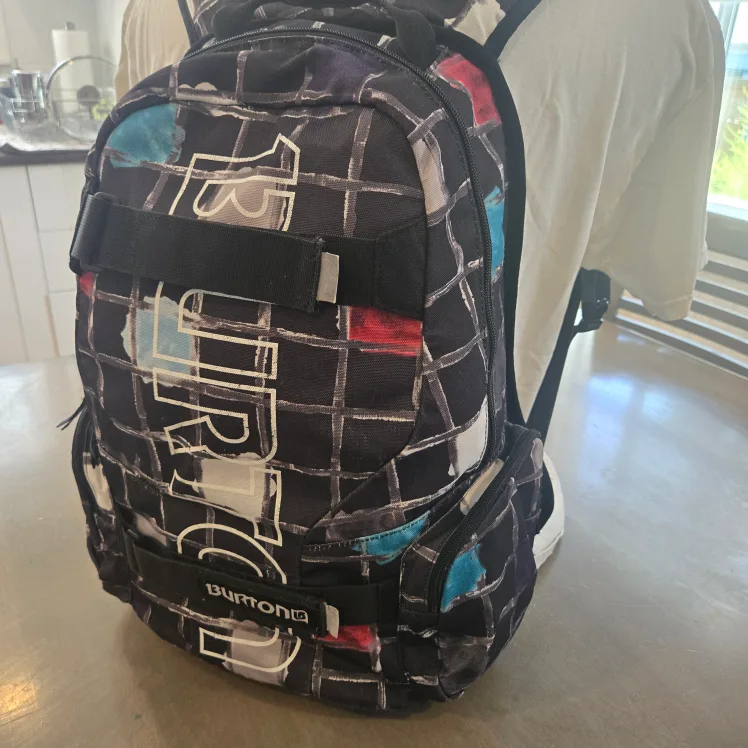 Burton Day Hiker 20L image indicator(2)