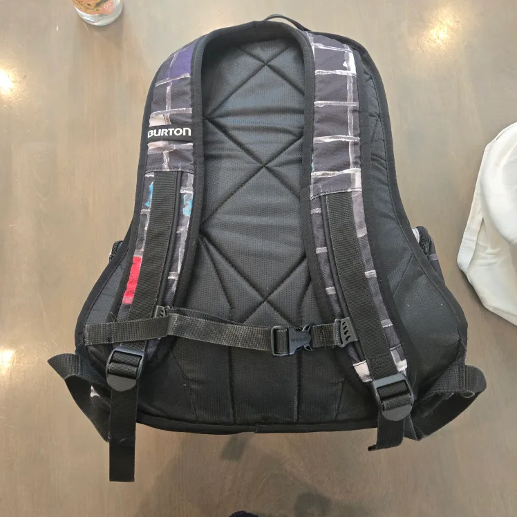 Burton Day Hiker 20L image indicator(3)