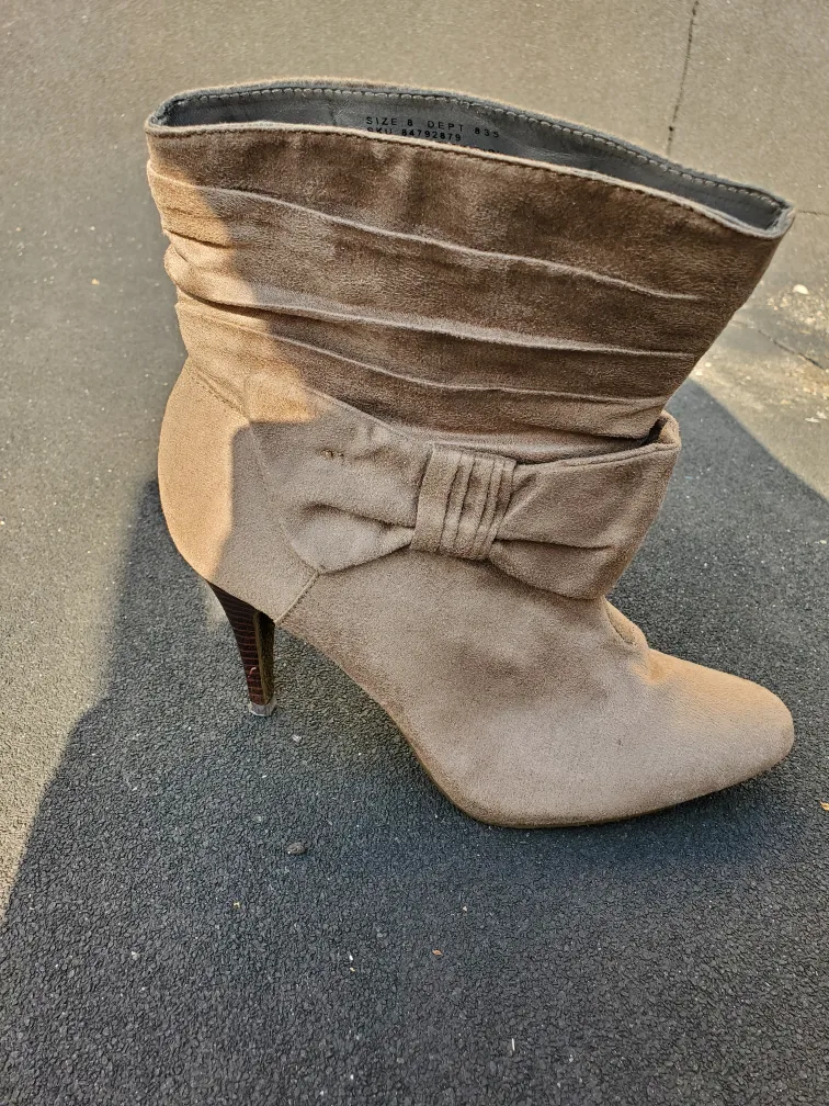 Alfred Sung Pure suede bow high heel ankle boots image indicator(2)