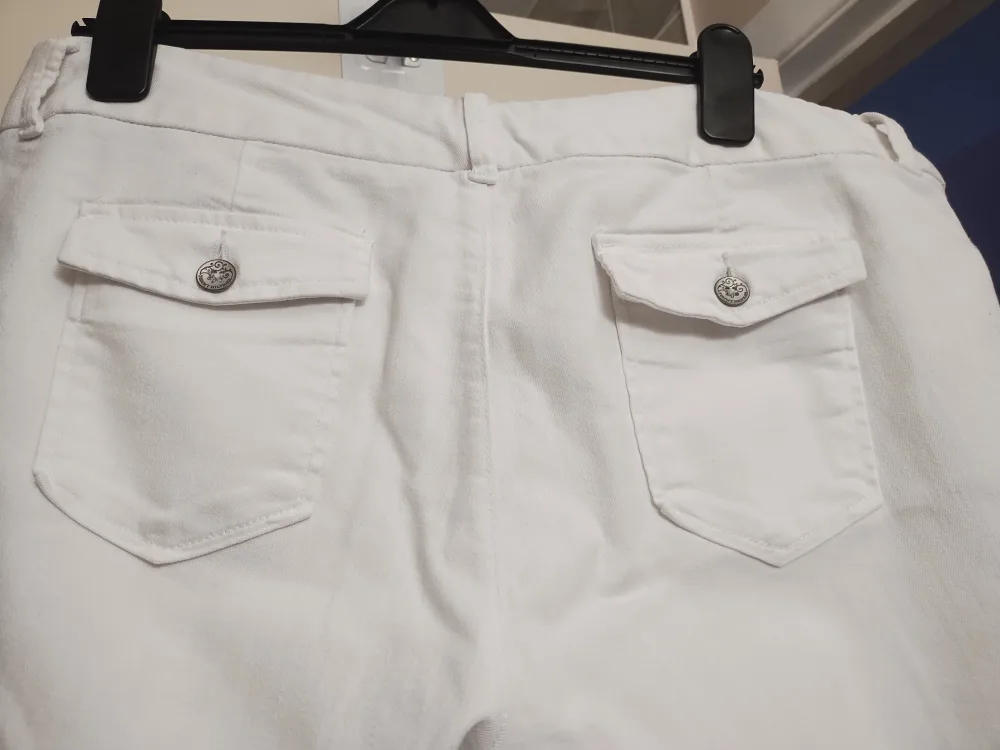 Tommy Hilfiger White Capris - Size 16 image indicator(2)
