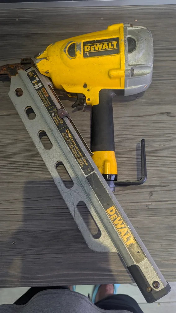 DeWalt D51823 Clipped Head Framing Nailer image indicator(2)