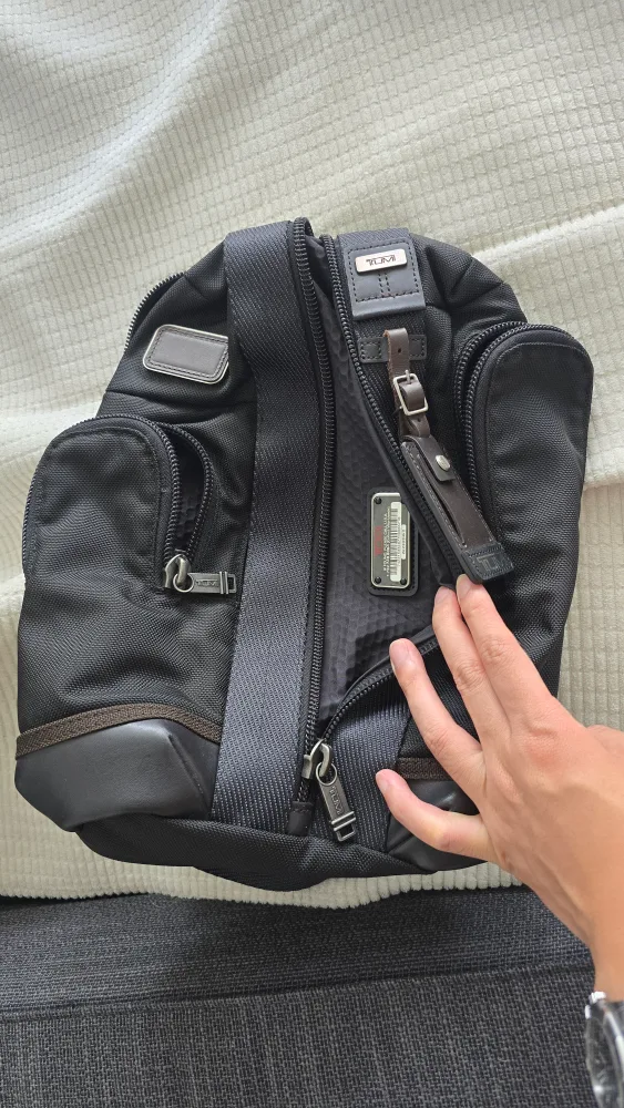 Tumi Black Sling Bag image indicator(2)