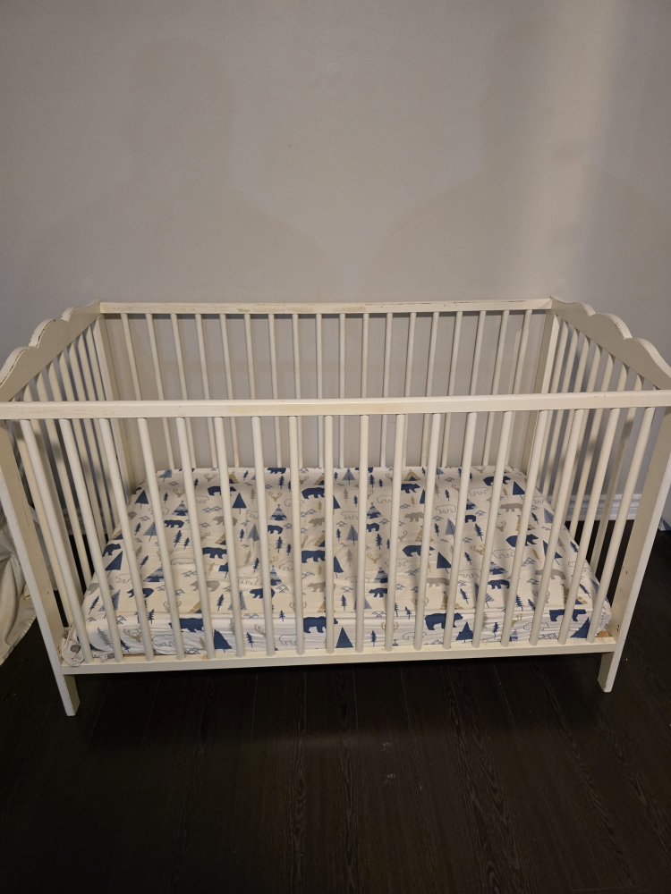 Simple Crib with Bamboo mattress