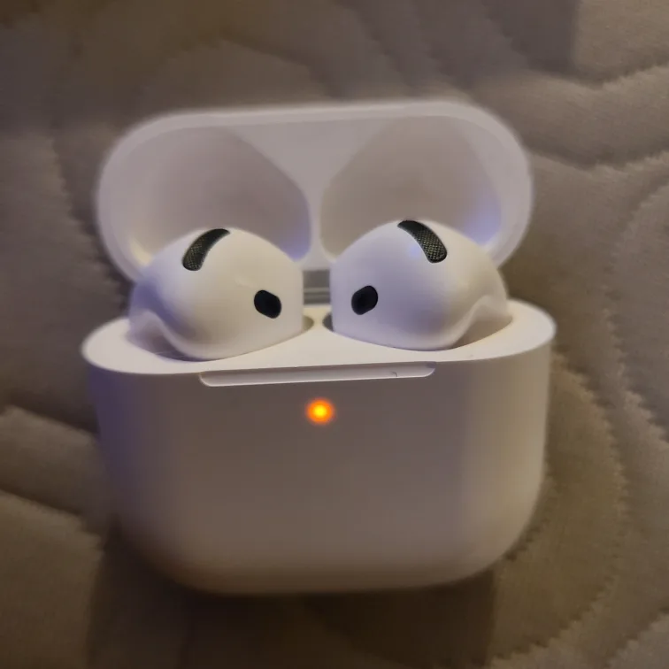 Apple AirPods 4 (ANC) MXP93AM/A thumbnail