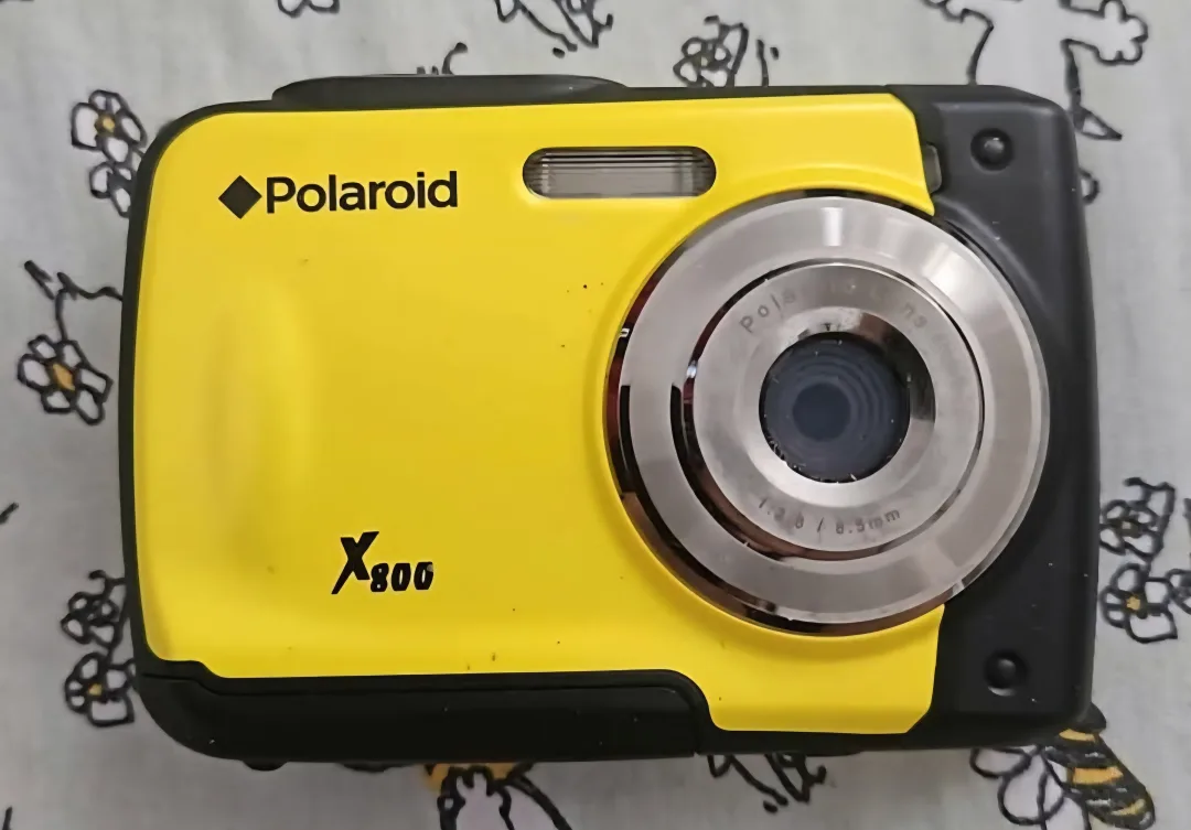 Polaroid X800 8 Mega Pixel Waterproof Digital Camera thumbnail