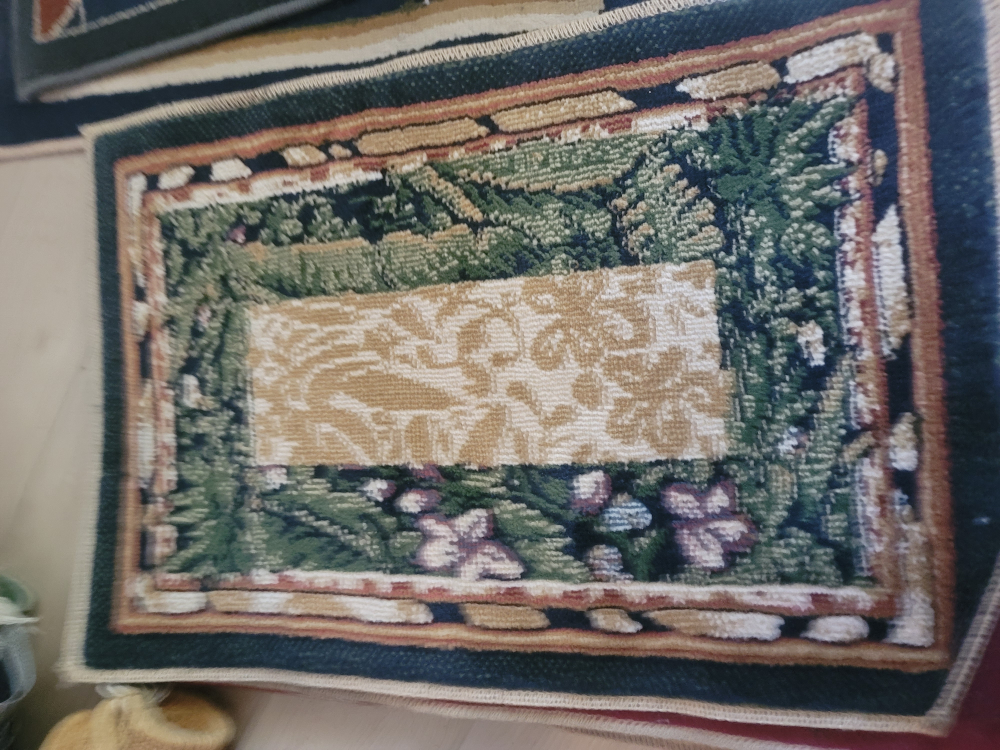 Assorted Floral Patterned Rugs - photo 5