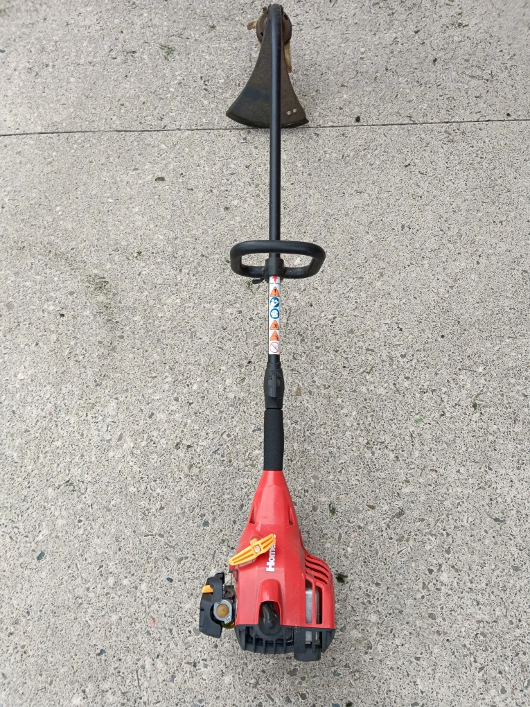 Homelite 26cc Curve Shaft Gas String Trimmer thumbnail