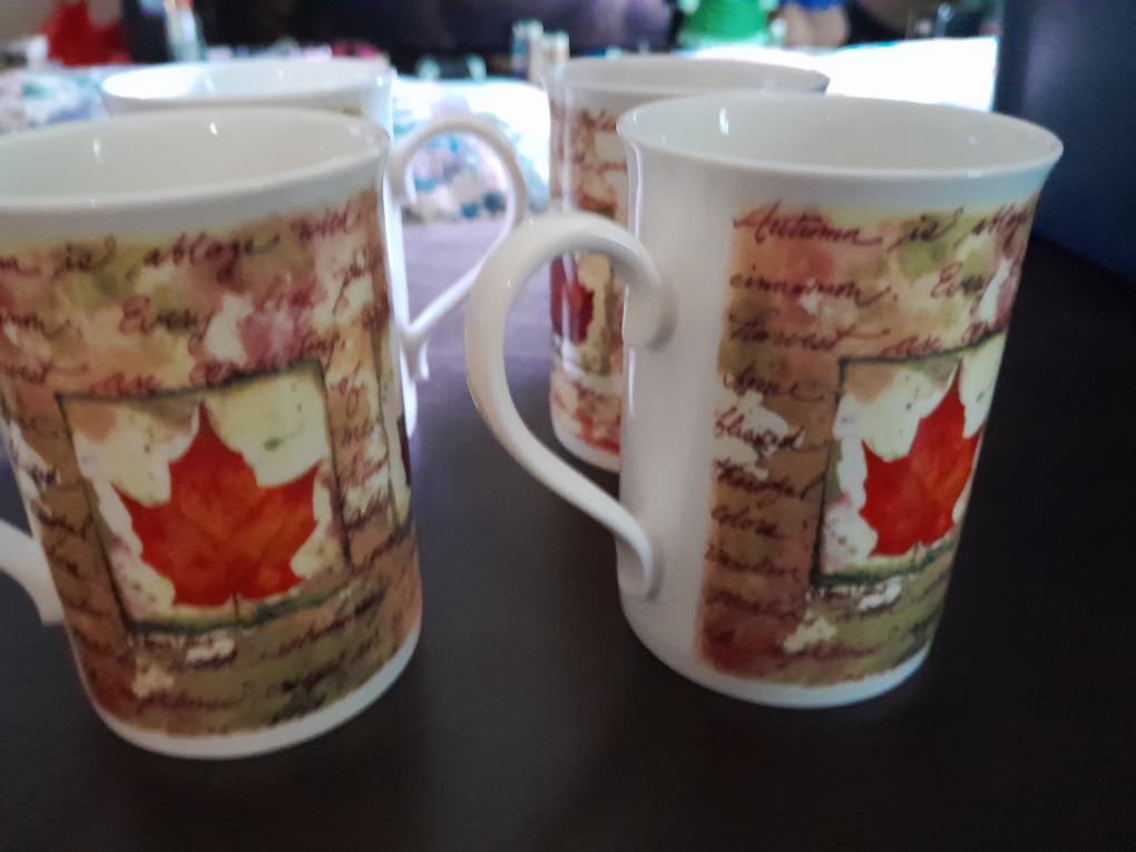 Set of 4 Maple Leaf Mugs
