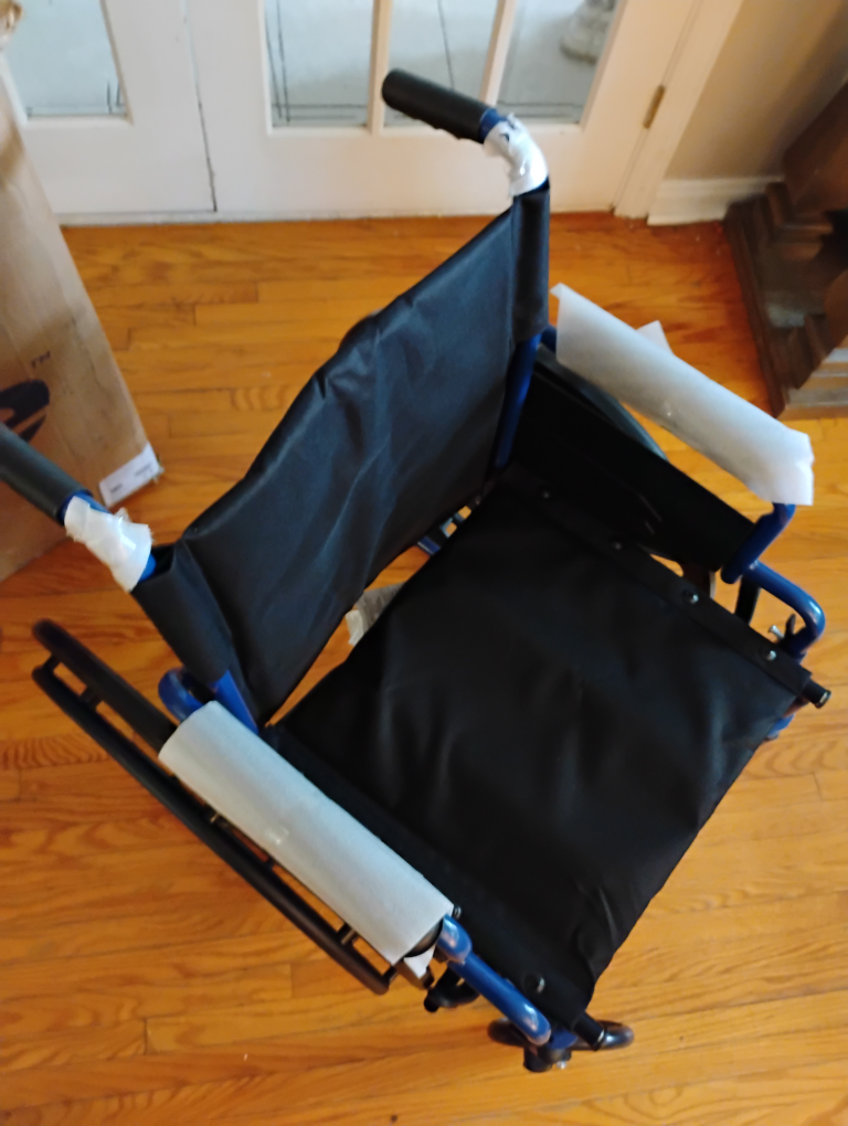 BRAND NEW IN BOX - Drive Medical Blue Streak 18'' Wheel chair - photo 2