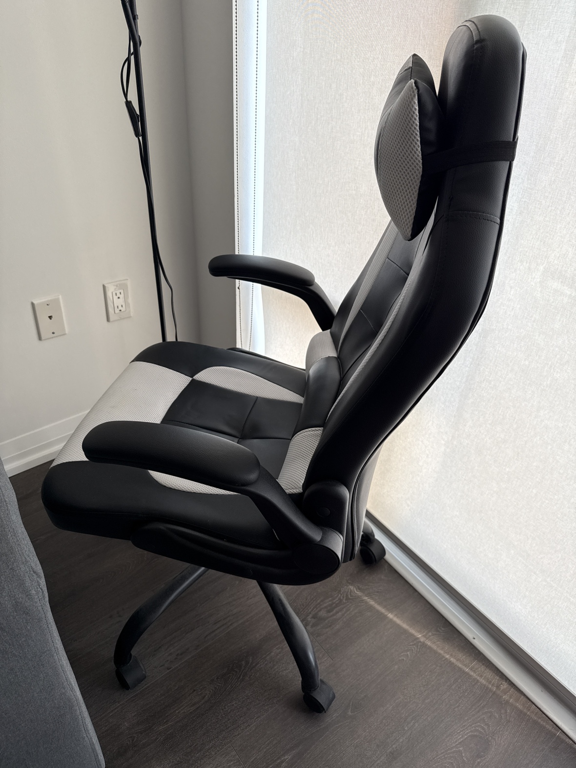 Black & White Gaming Chair (pick up only) - photo 4