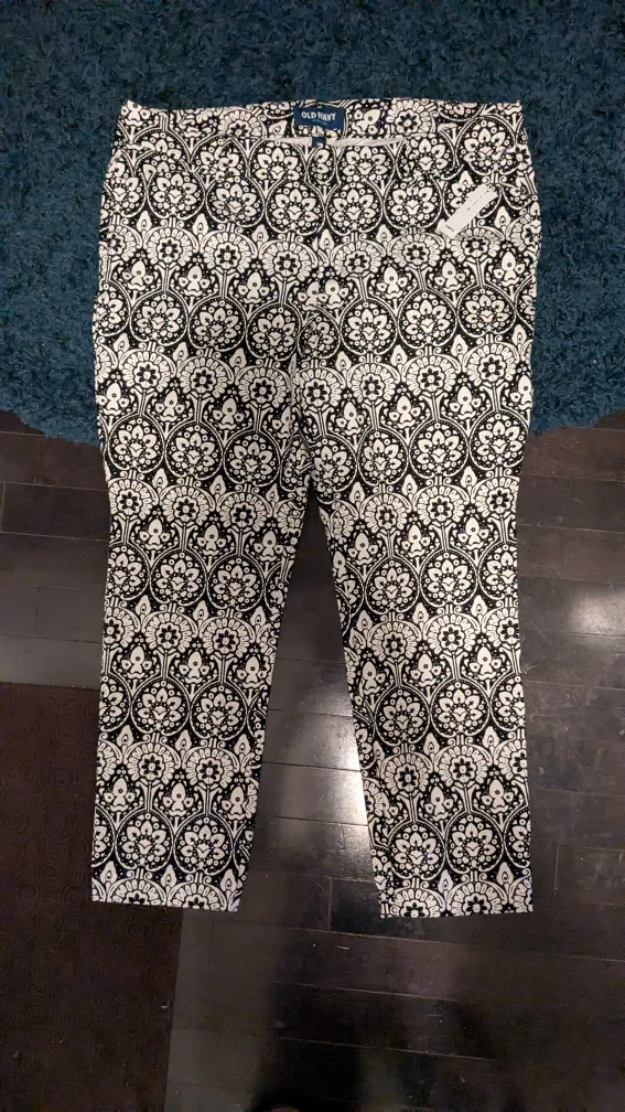 Old Navy Black & White Patterned Pants - Size 18 thumbnail