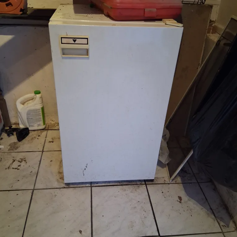 Small Bar Fridge - Great for tight spaces image indicator(4)