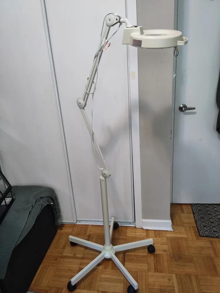 Magnifying Floor Lamp thumbnail