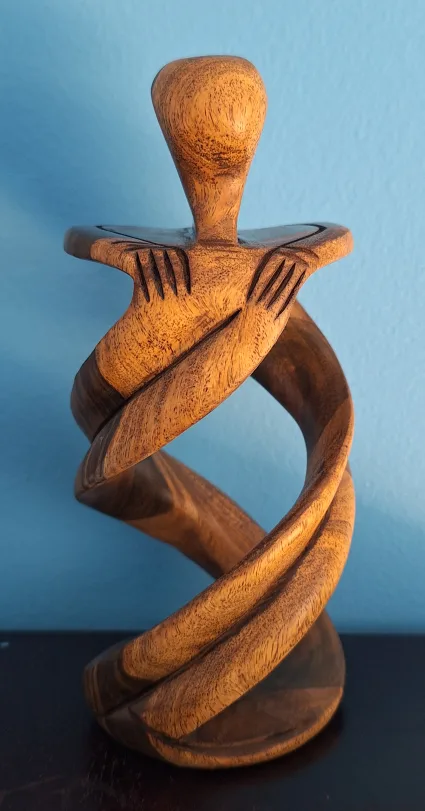 Wooden Abstract Sculpture Kissing Couple image indicator(3)