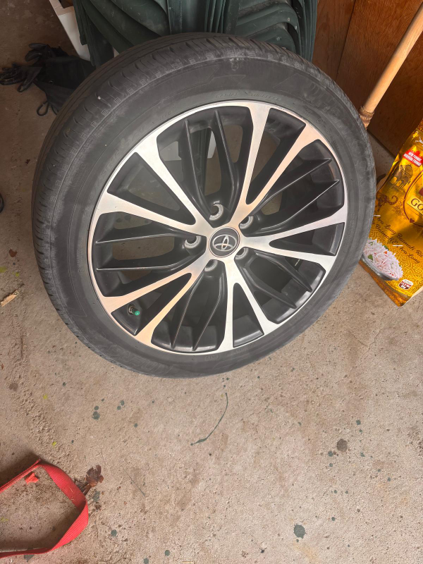 Toyota Wheel and Tire - photo 2
