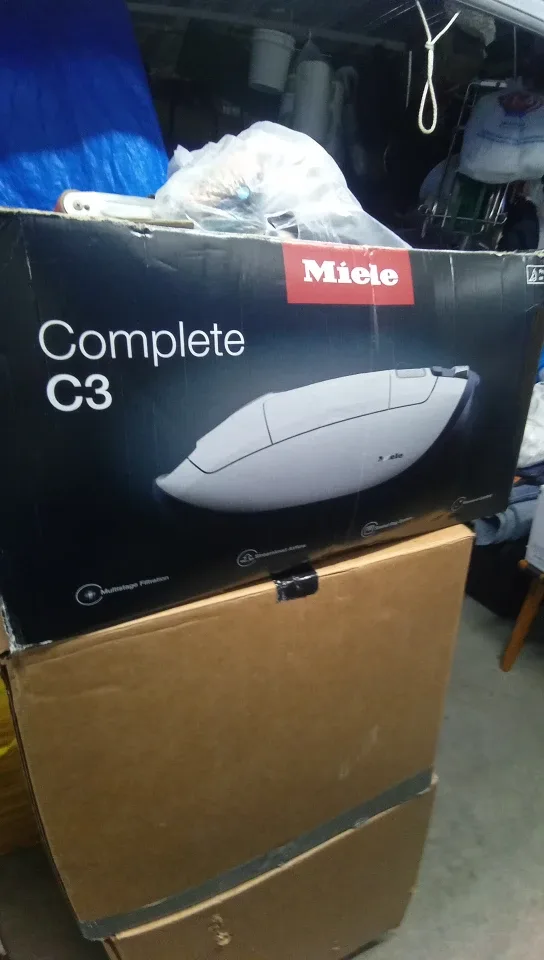 Miele Complete C3 Vacuum Cleaner - Like New! thumbnail