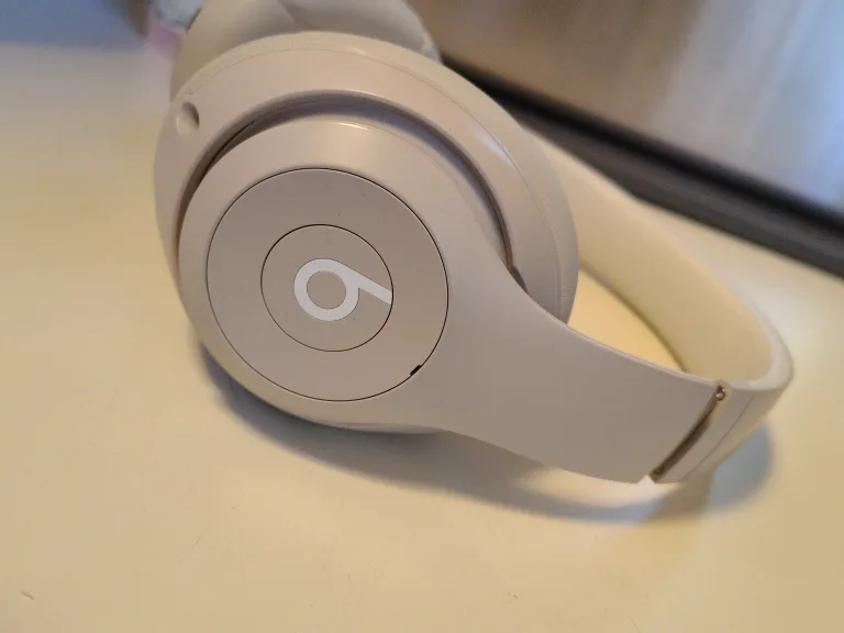 Beats Studio Pro Wireless Headphones image indicator(2)