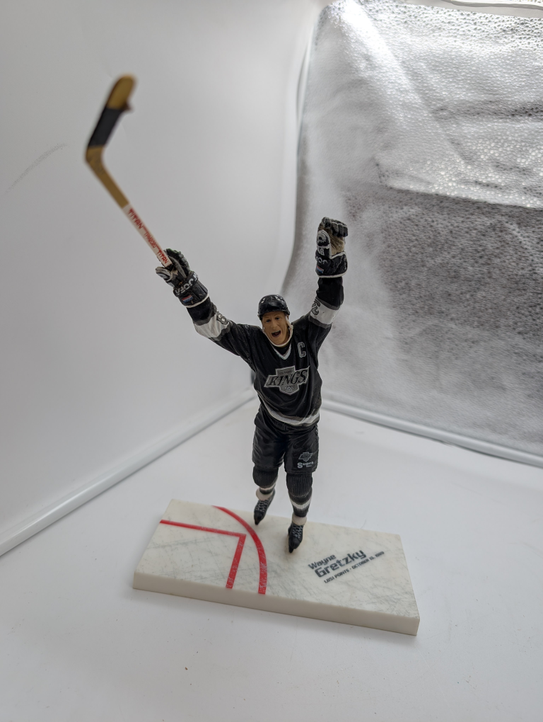 Wayne Gretzky Los Angeles Kings Figurine - photo 2