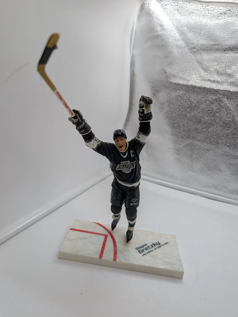 Wayne Gretzky Los Angeles Kings Figurine image indicator(2)