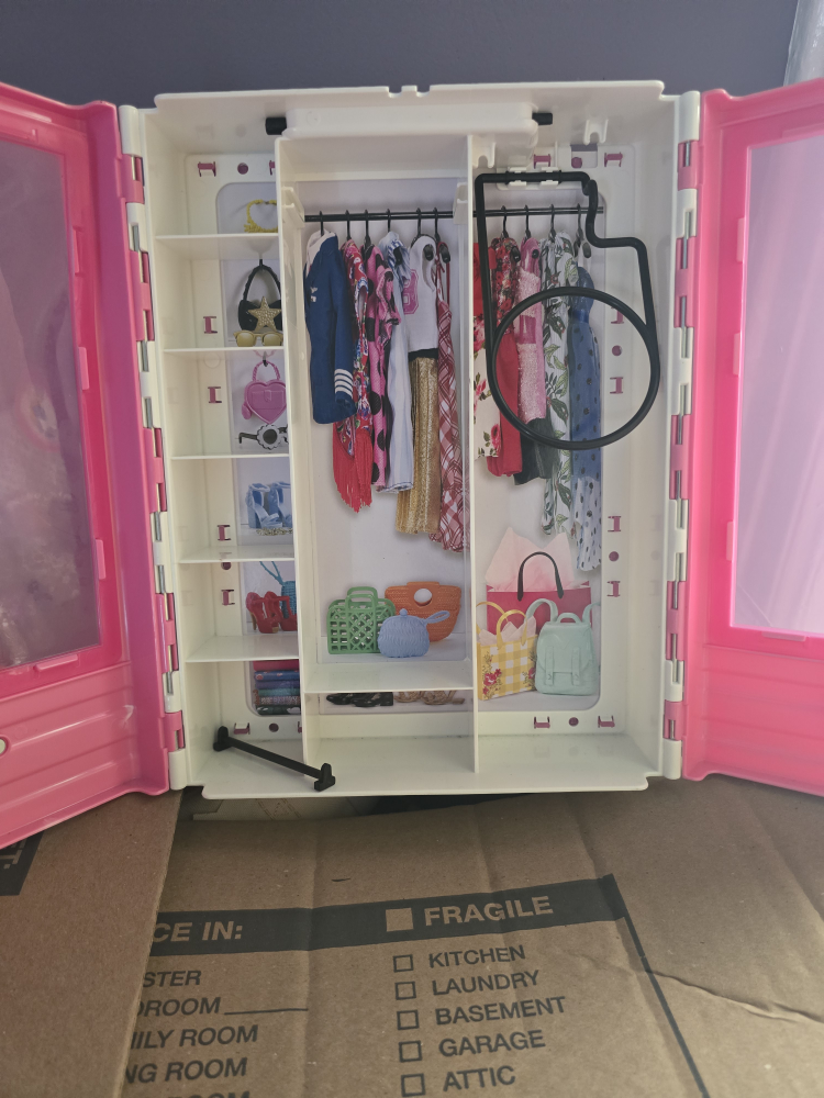 Barbie Pink Toy Wardrobe - photo 2