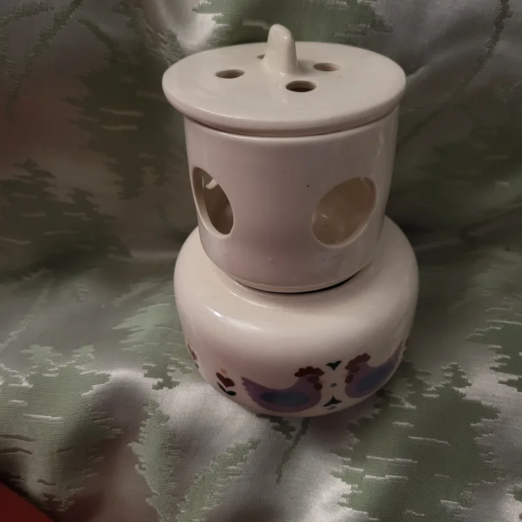 Ceramic Garlic Keeper with Chicken Design thumbnail
