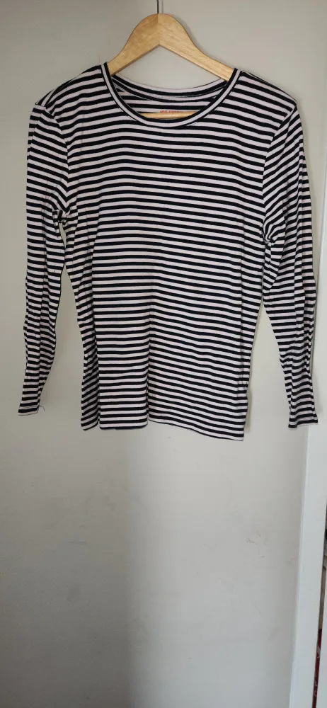 Full sleeve women's T shirt Size XL #freecycle thumbnail