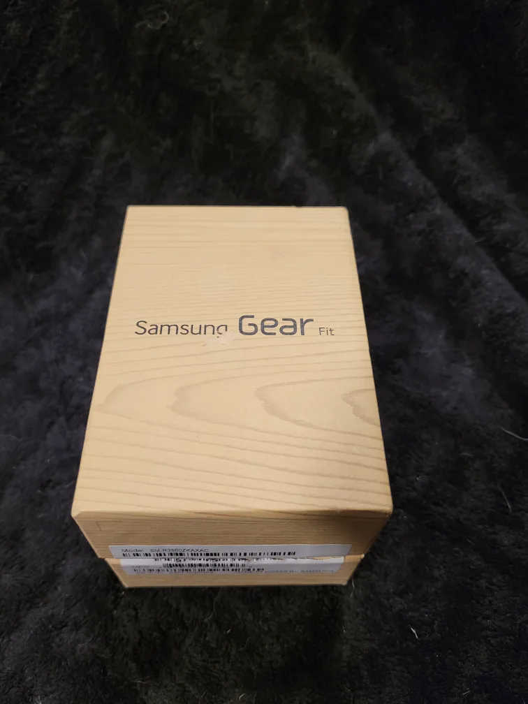 Samsung Gear Fit - Fitness Tracker thumbnail