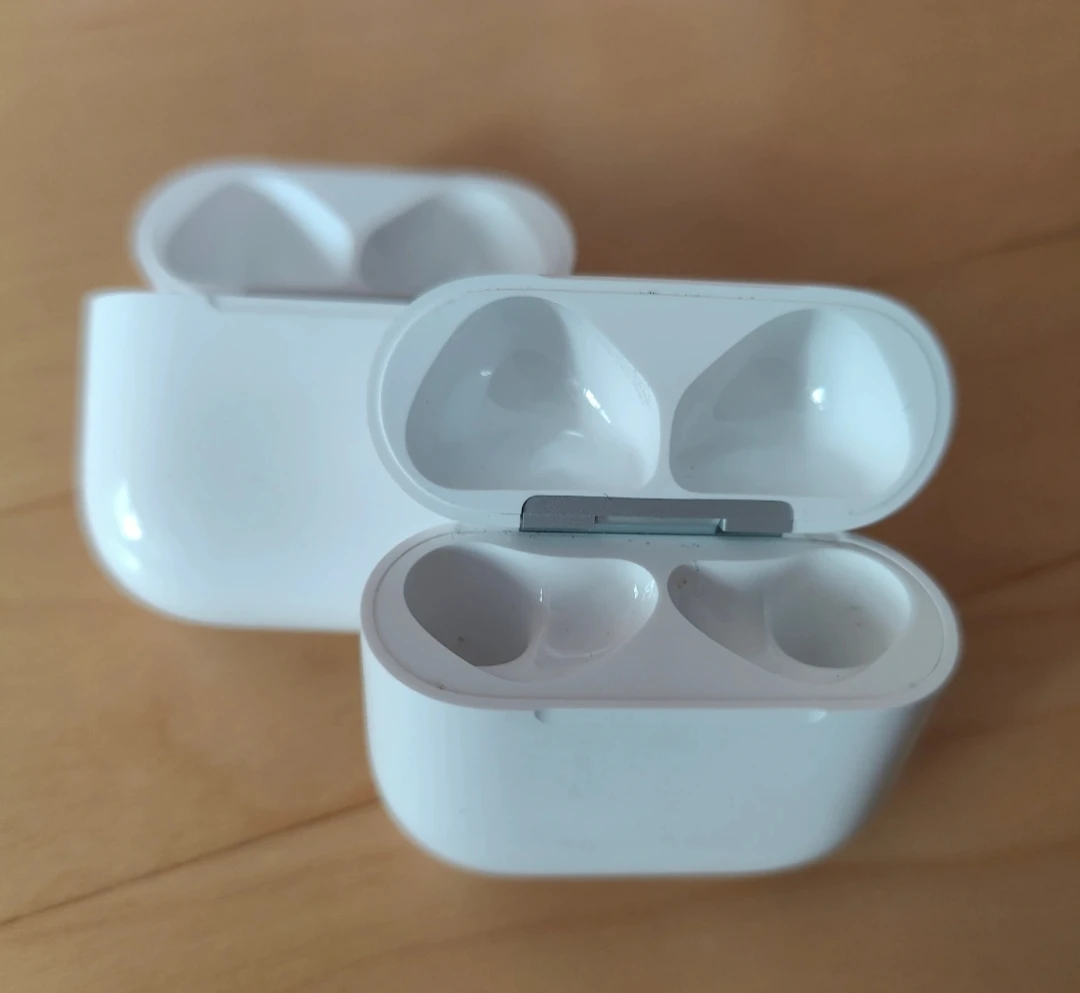 Apple AirPods 4 Gen. (4th) generation Charging Case