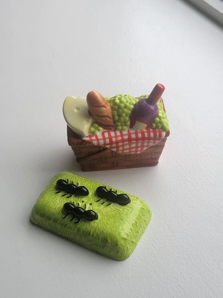 Figi Picnic Basket Salt and Pepper Shaker Set image indicator(5)