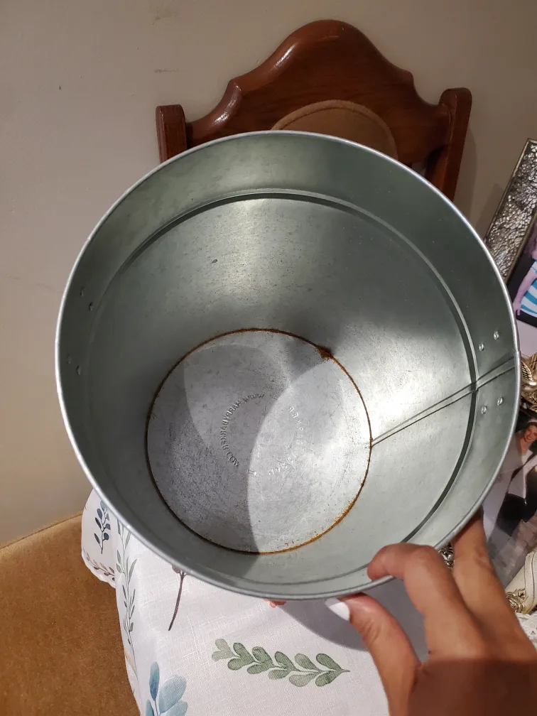 Dog Food Storage Container with Scoop image indicator(4)