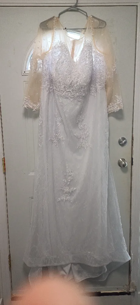 Elegant White Wedding Dress thumbnail