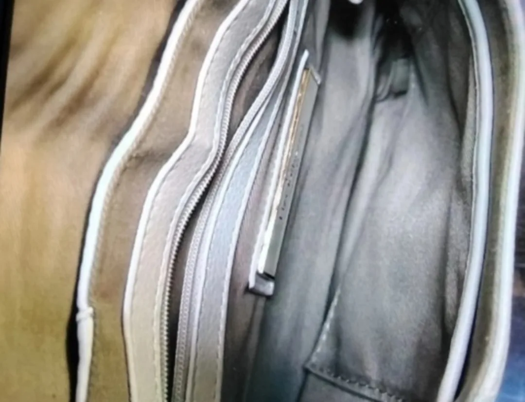 Liz Claiborne New York off-white 100% Leather Shoulder Bag image indicator(4)