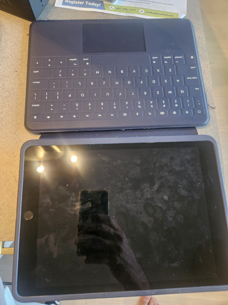 Gently used iPad 9th gen 256gb still under warranty with case - photo 5
