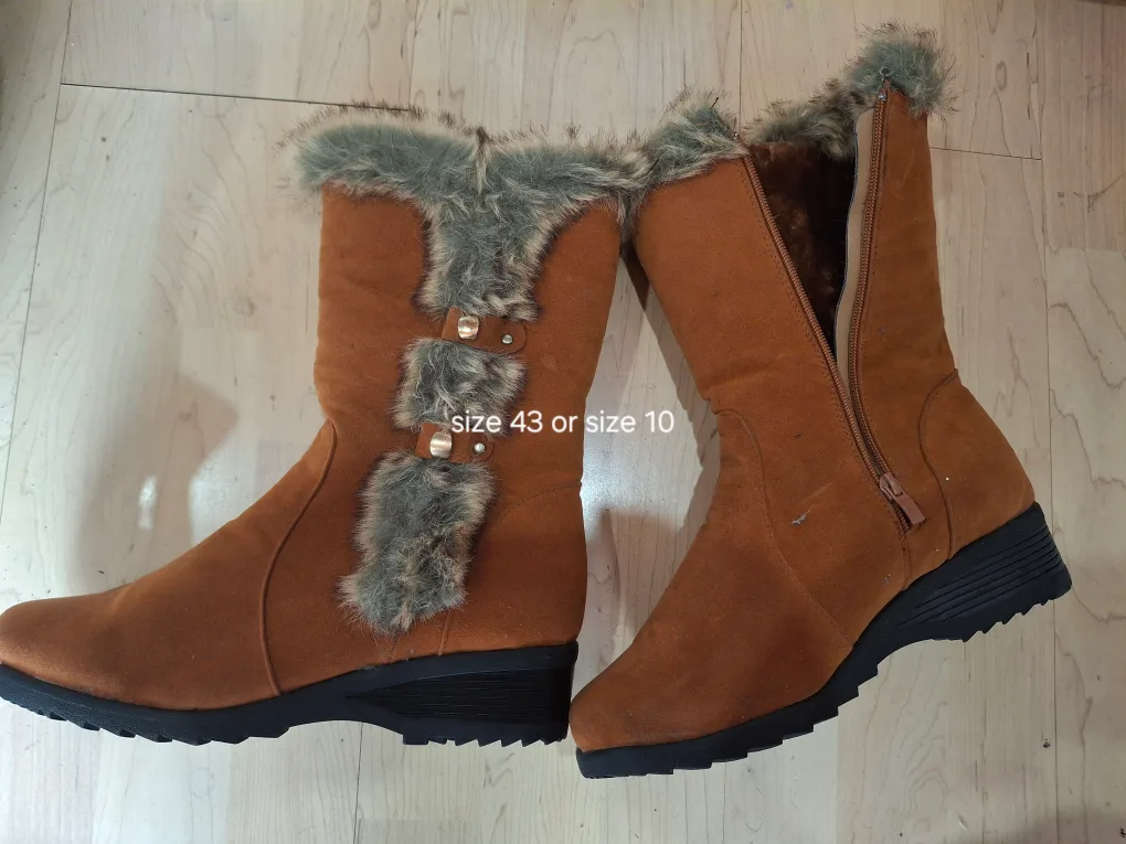 BRAND NEW-  womens Brown Winter Boots - Size 10 thumbnail