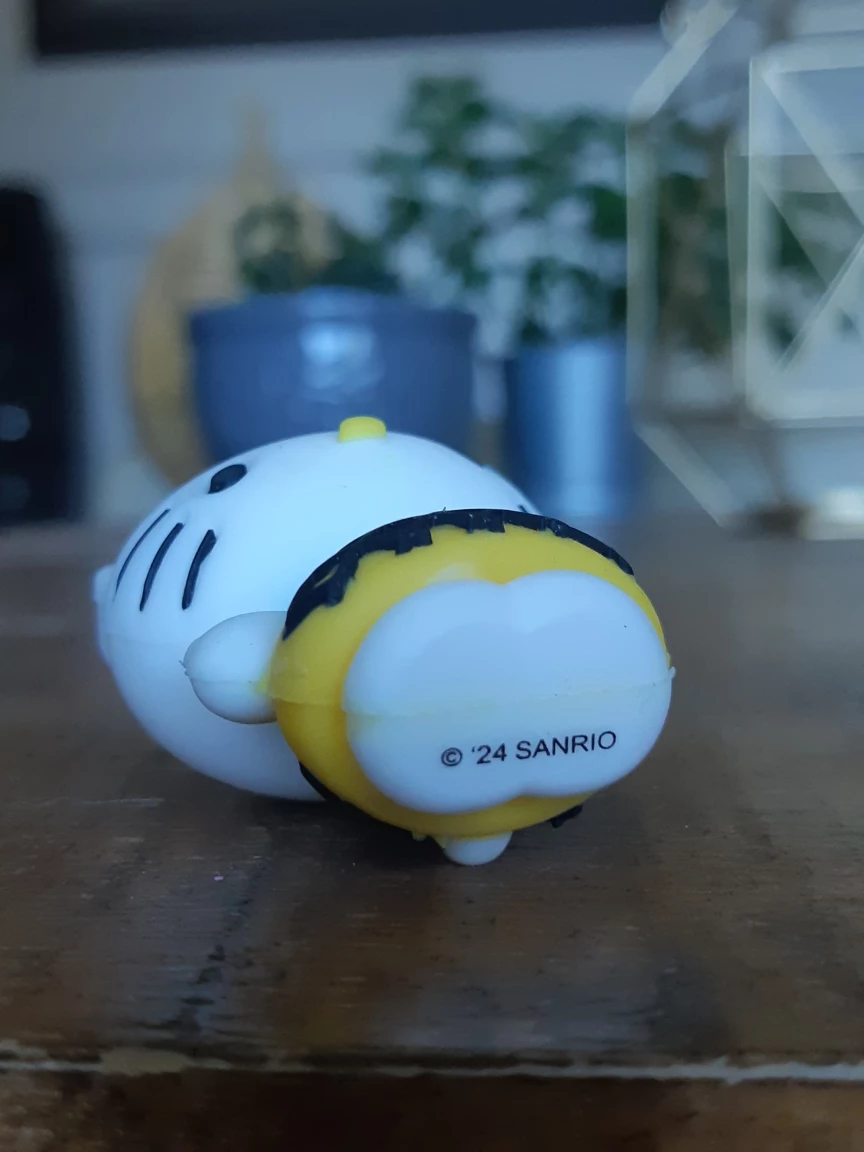 Hello kitty Yellow Pineapple series 2 collectible figure - photo 3