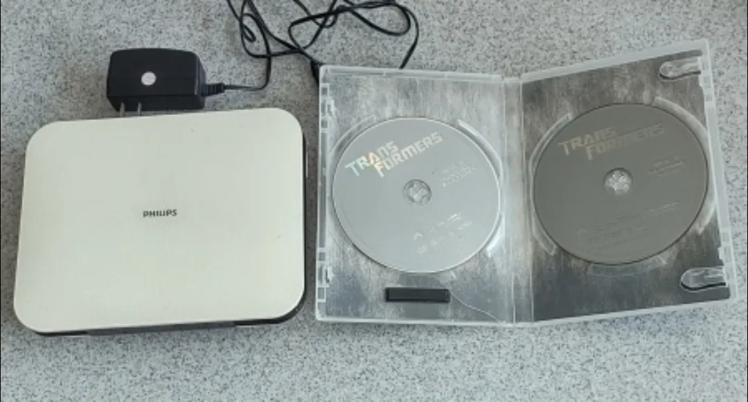 Philips PD9012 Portable DVD Player - 7" Dual LCD with  CDs image indicator(7)