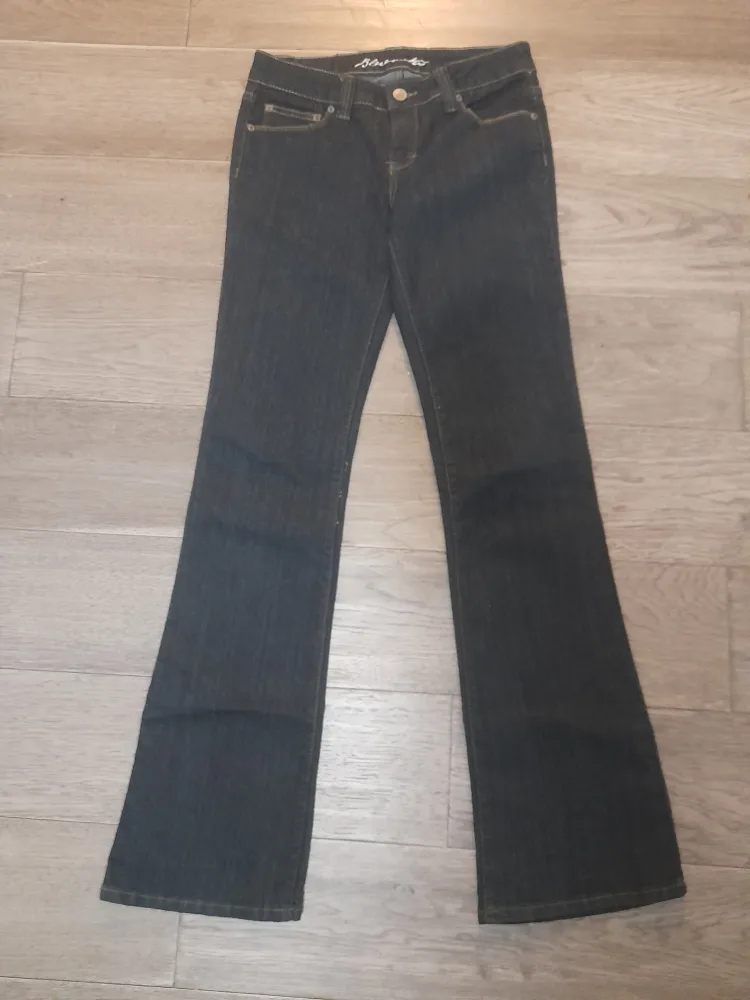 Bluenotes Kate Relaxed Flare Jeans - Size 28/34 thumbnail
