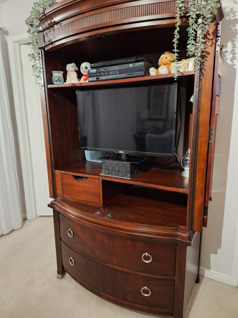 Bedroom Set - Queen bed,  Armoire, Dresser, 2 Nightstands