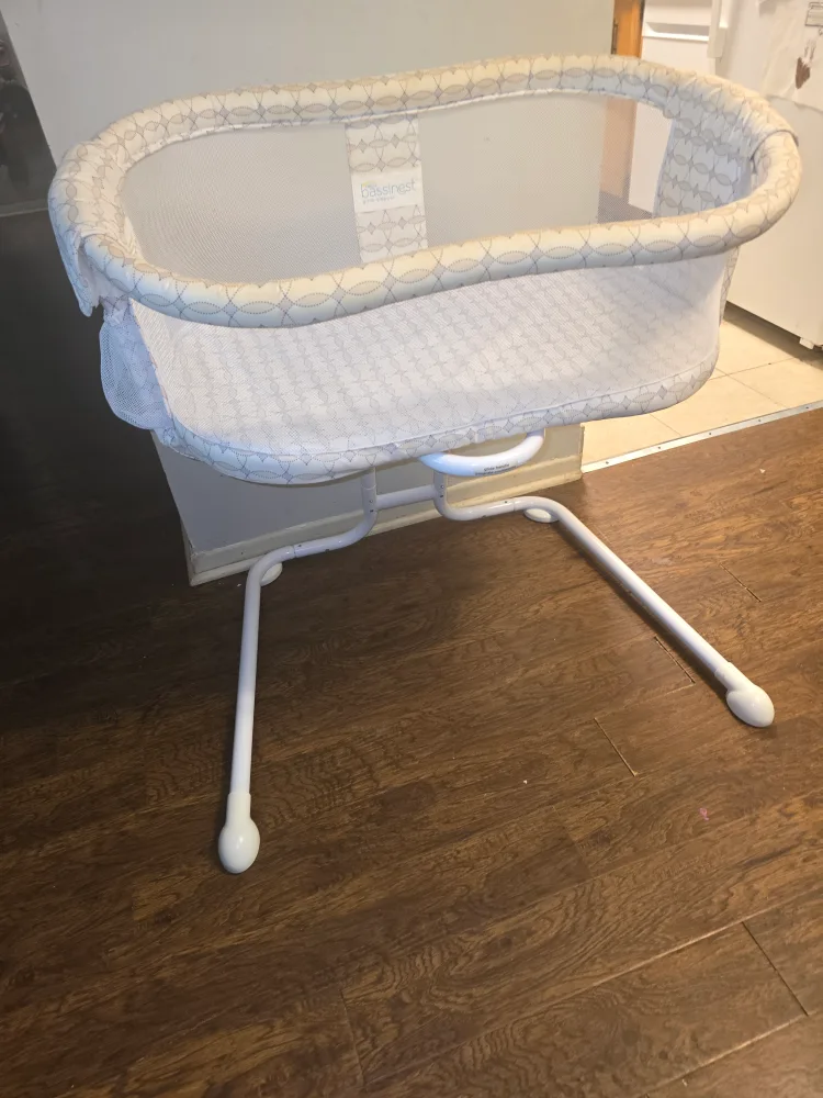 Used Bassinest Glide Sleeper by Halo - Bassinet baby sleeper image indicator(2)
