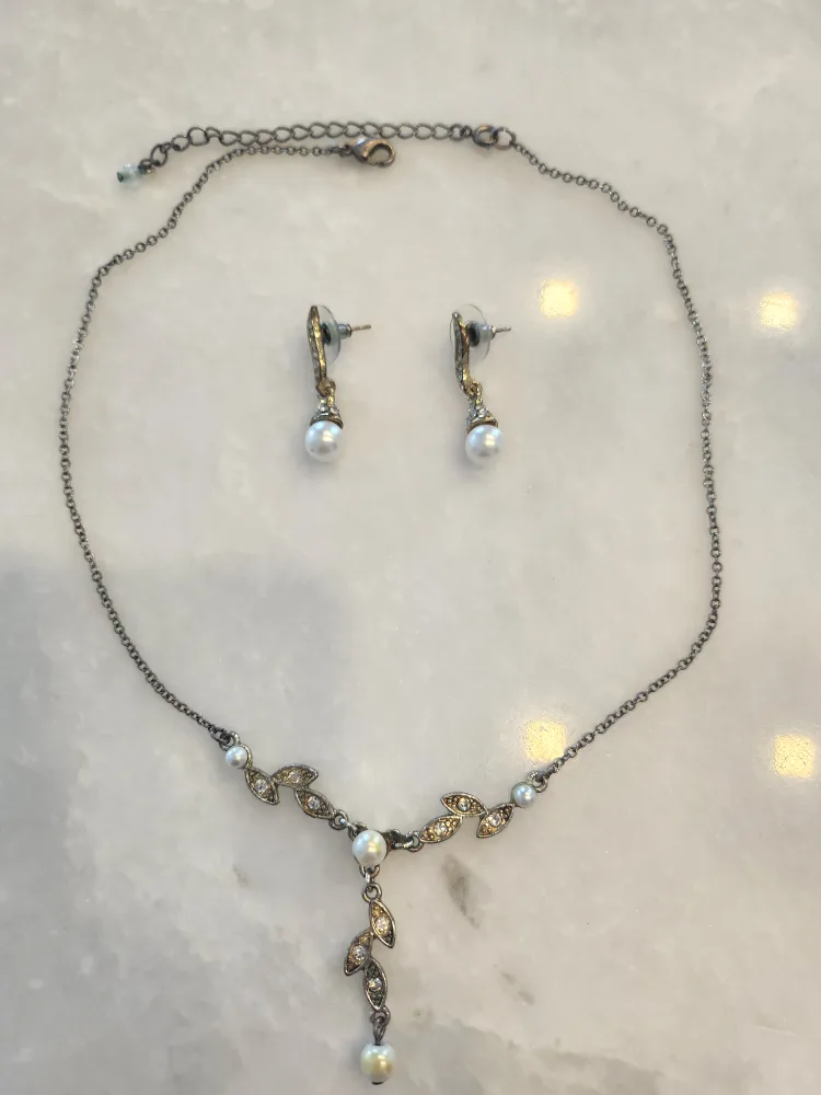 Pearl Drop Earrings & Necklace Set thumbnail